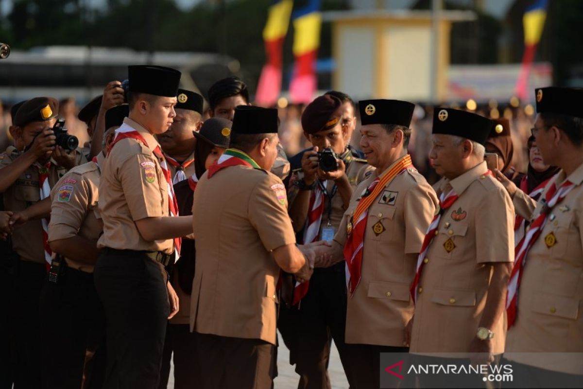 Bupati Tapanuli Selatan menerima lencana melati dari Budi Waseso