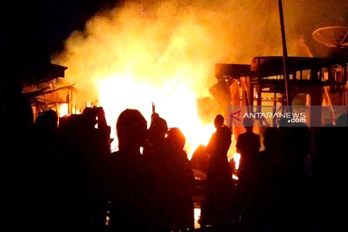 Kebakaran hanguskan lima rumah di kawasan padat penduduk Sampit