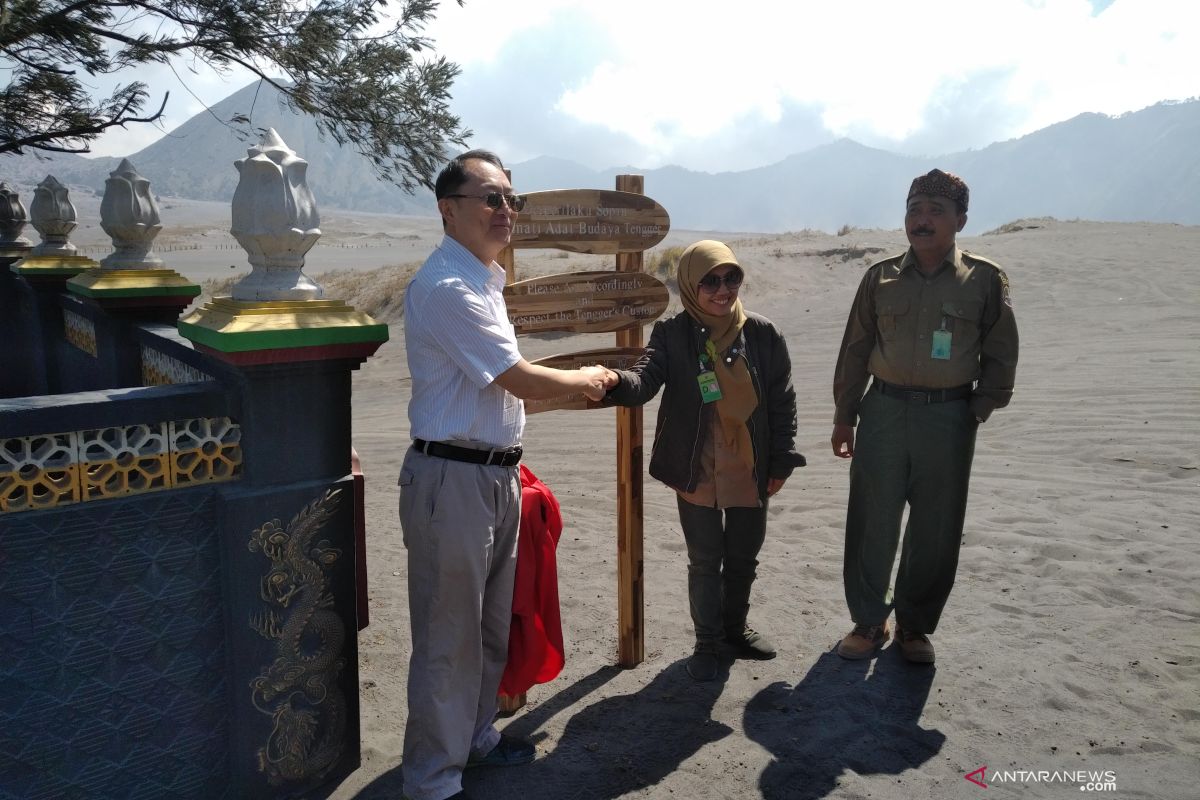 Papan rambu peringatan di Gunung Bromo kini dalam tiga bahasa