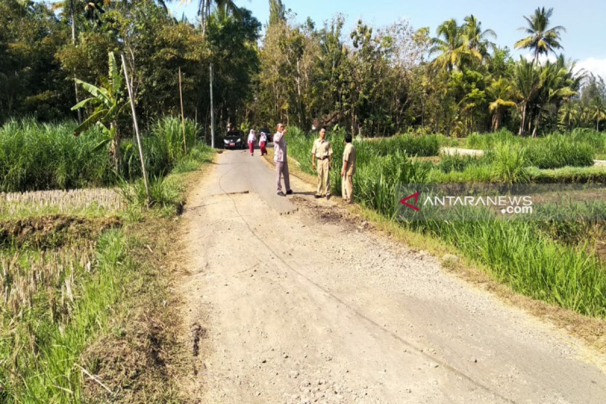 Legislator harapkan Pemkab Kulon Progo memperbaiki ruas jalan Kemukus