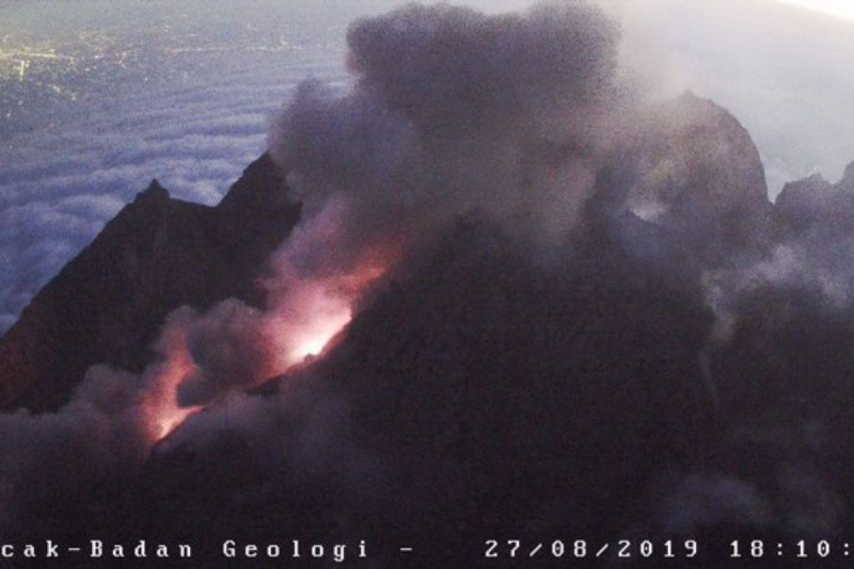 Gunung Merapi mengeluarkan  awan panas guguran sejauh 2.000 meter