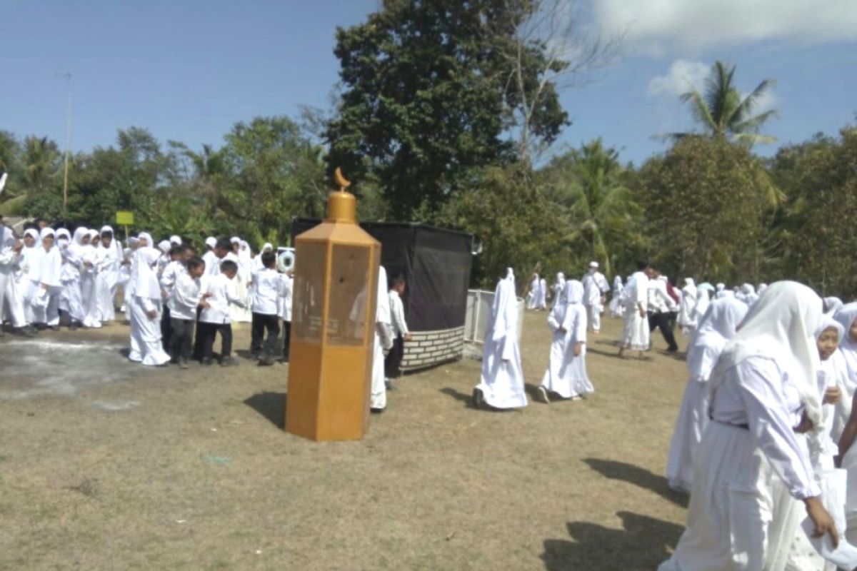 Ratusan murid MI Jembrana latihan manasik haji