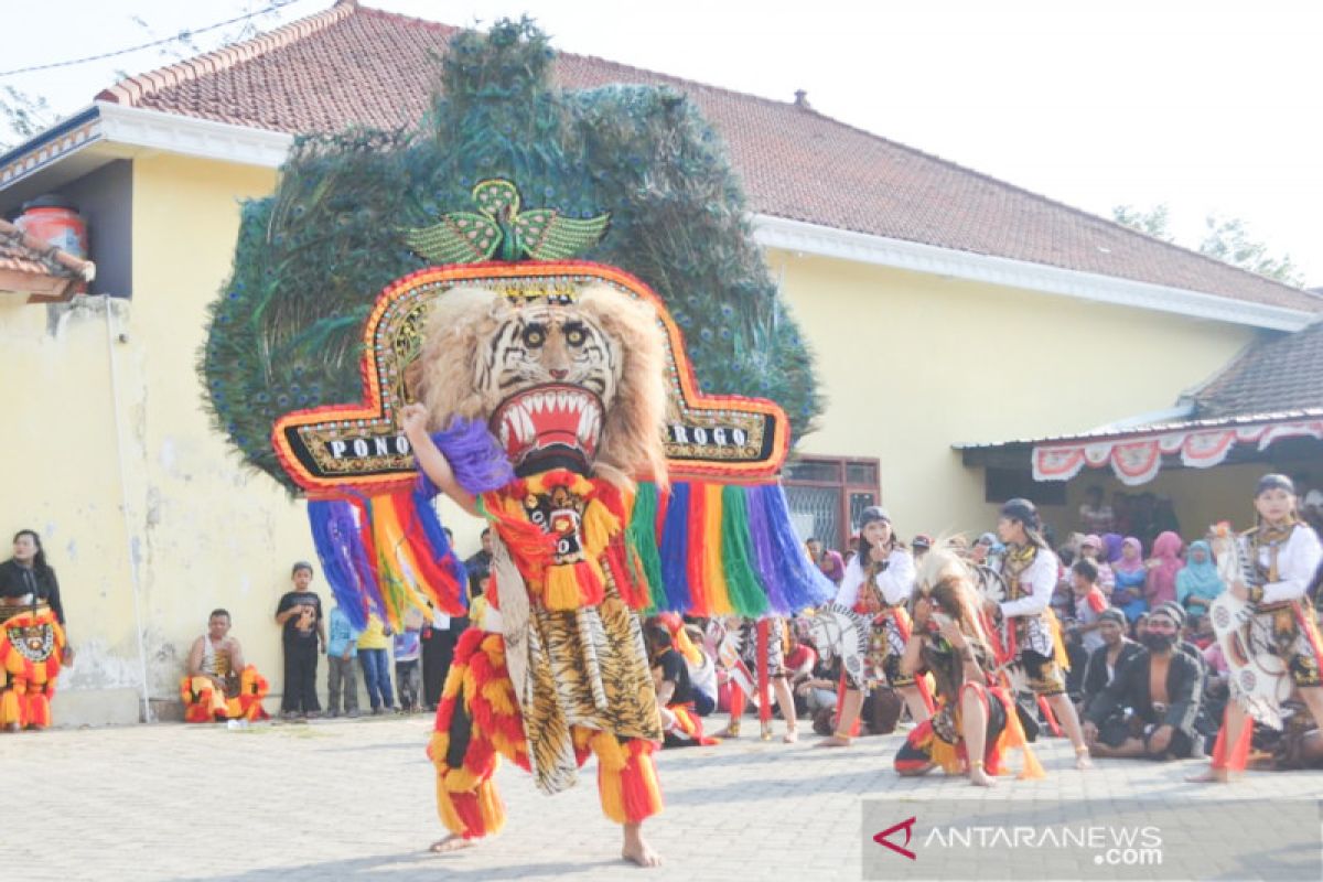 Tokoh Ponorogo: Ejaan yang betul "reyog" bukan "reog"