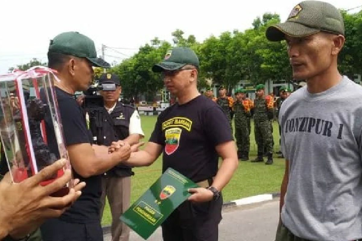 Pangdam I/BB serahkan penghargaan  kepada prajurit berprestasi