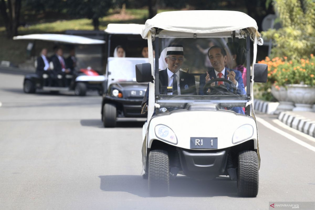 Setir sendiri mobil listrik "golf" Jokowi ajak Raja Malaysia keliling Kebun Raya Bogor