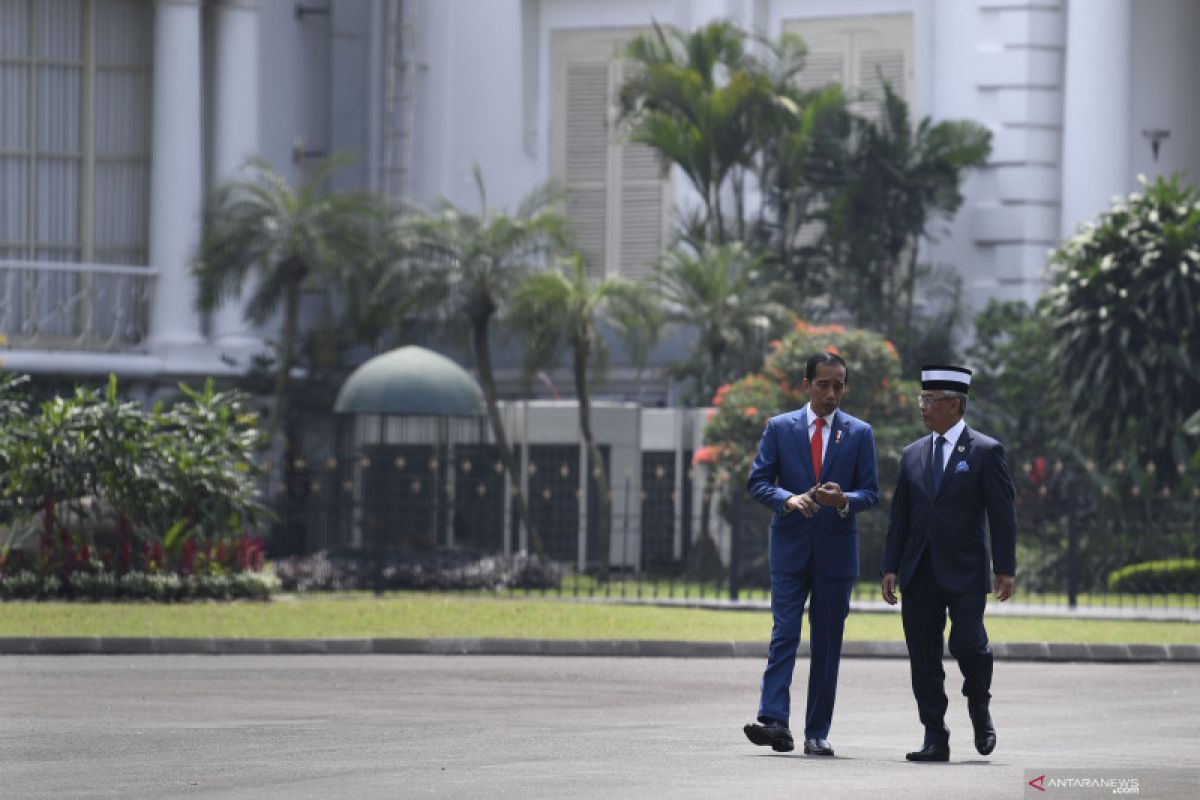 President Joko Widodo welcomes Malaysian King at Bogor Palace