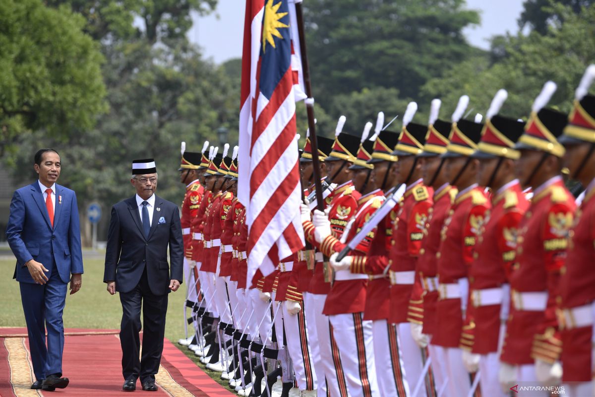 Jokowi, Malaysian King deliberate on efforts to boost bilateral ties