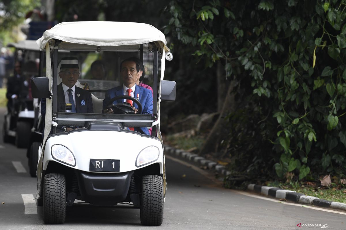 Presiden Jokowi ajak Sultan Abdullah keliling Kebun Raya Bogor