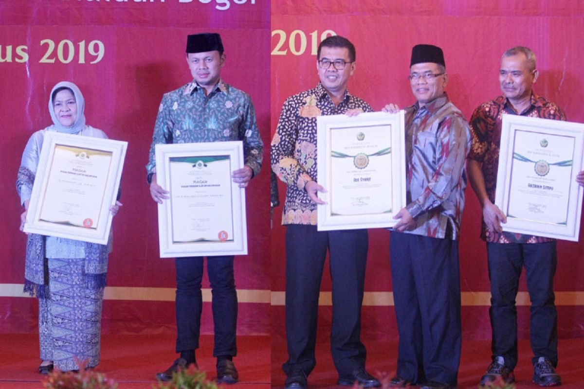 Bima Arya dan Ade Sarip dapat penghargaan UIKA Award 2019