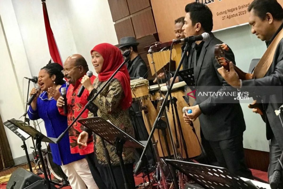 Khofifah dan Lukas Enembe duet nyanyikan lagu Papua