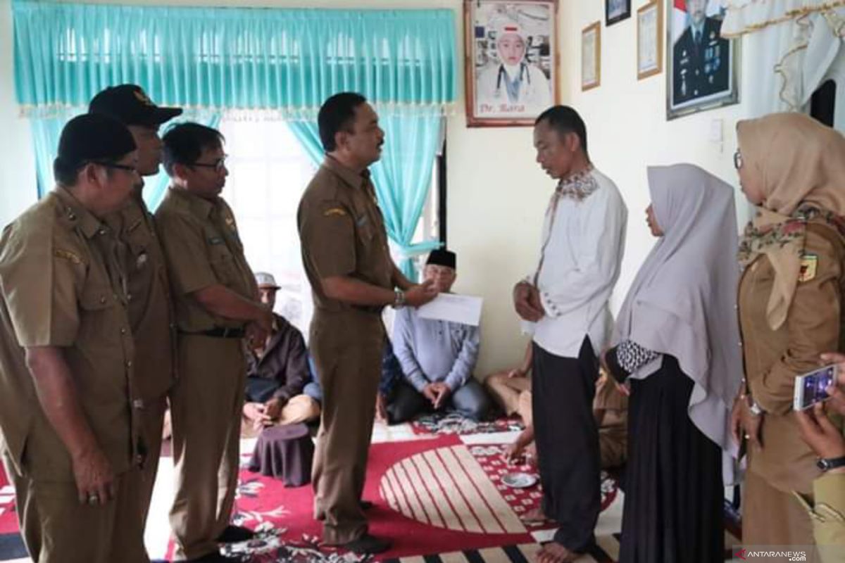 Pemkab Tanah Datar beri bantuan korban menara tertimpa menara pengeras suara