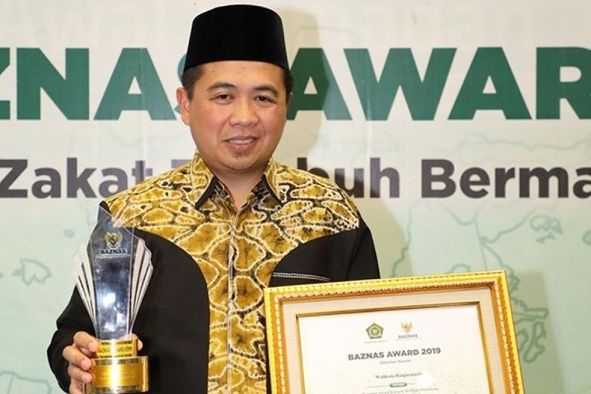 Wali Kota Banjarmasin terima penghargaan Baznas Award 2019