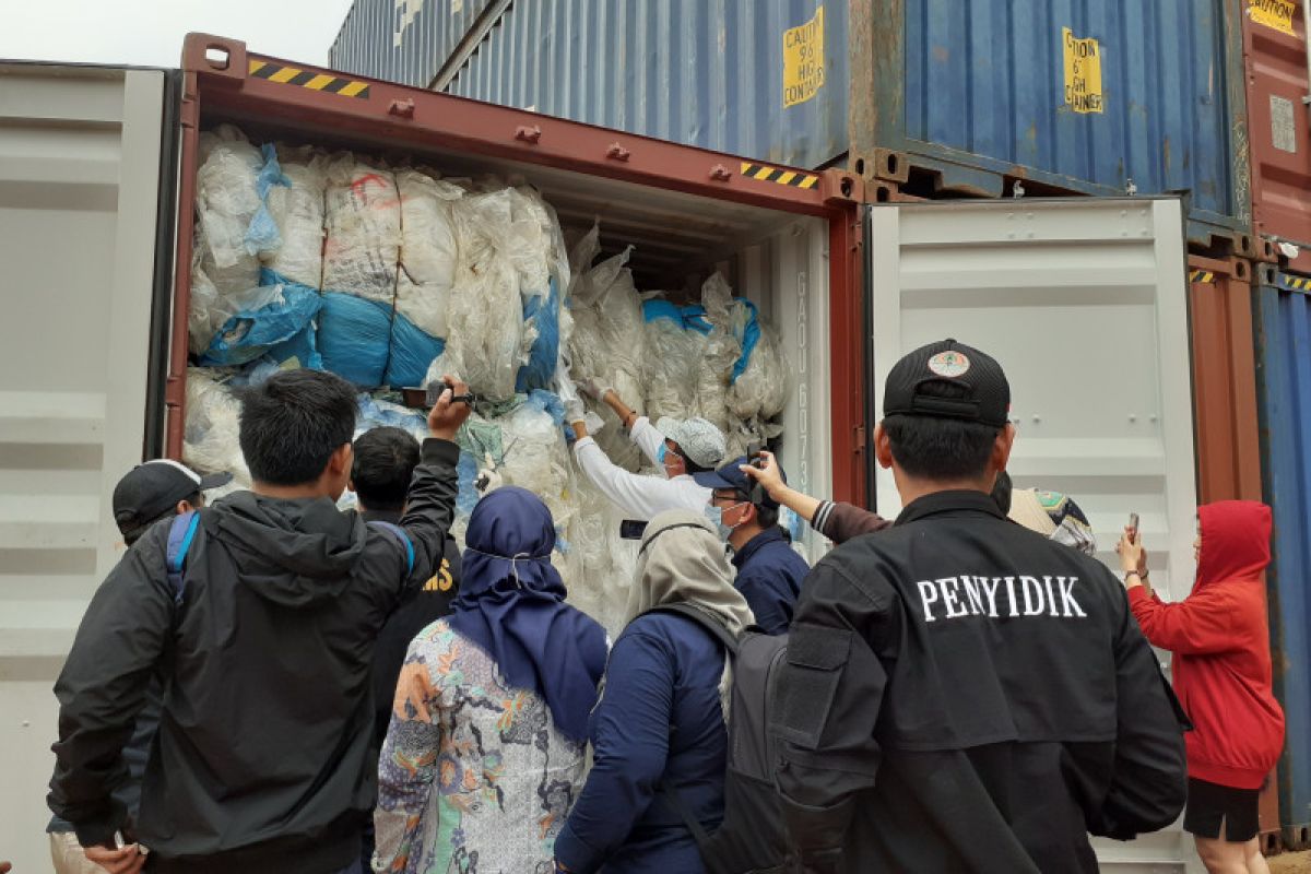 KLHK periksa ratusan kontainer berisi plastik impor