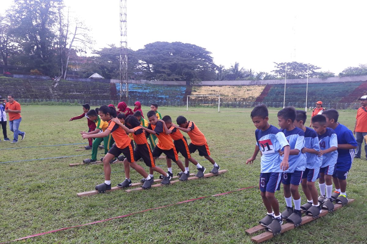 Siswa Ambon lestarikan permainan tradisional tarompa panjang