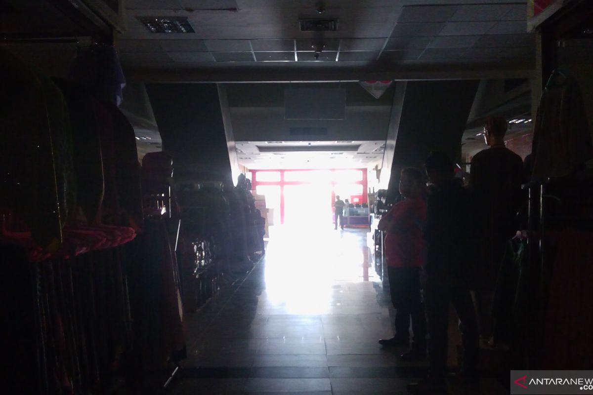 SPR Plaza Padang masih gelap, Matahari pilih tutup karena sarananya butuh listrik