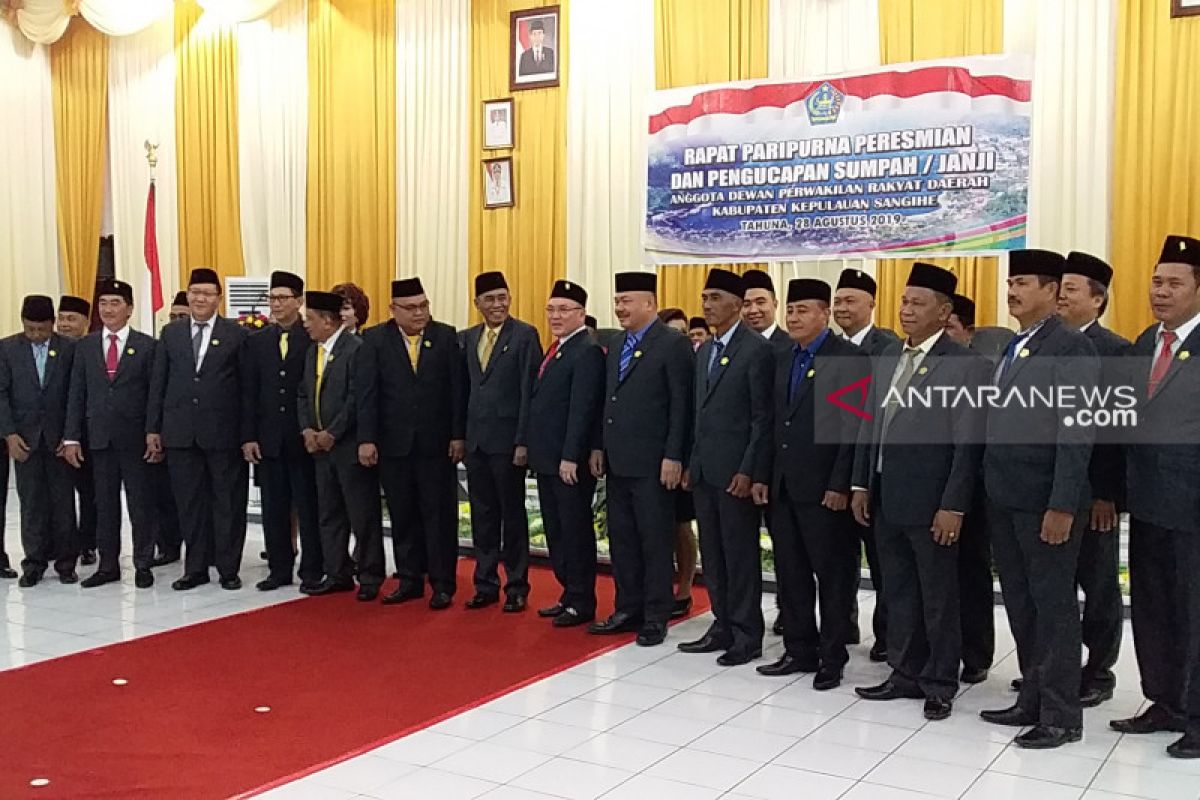 25 anggota DPRD Sangihe periode 2019-2024 dilantik