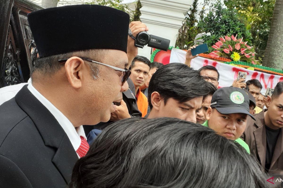 Puluhan mahasiswa unjuk rasa saat pelantikan 65 anggota DPRD Sumbar