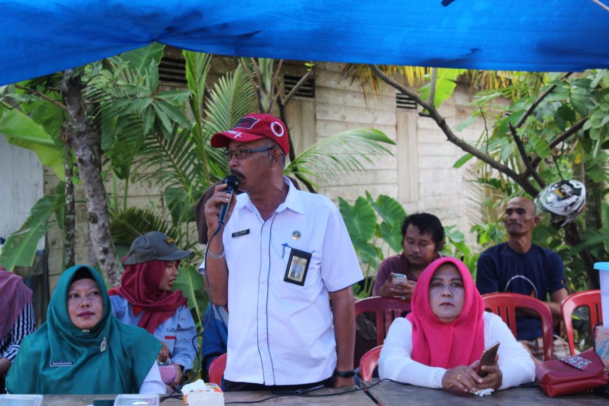 Sekkesbangpol Inhil serahkan bantuan kepada korban kebakaran Seberang Tembilahan