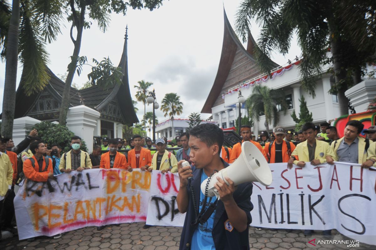 Puluhan mahasiswa unjuk rasa saat pelantikan 65 anggota DPRD Sumbar