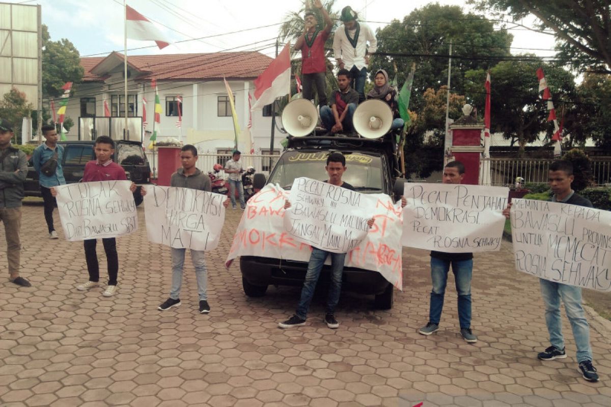 Mahasiswa demonstrasi desak Ketua Bawaslu SBT dicopot