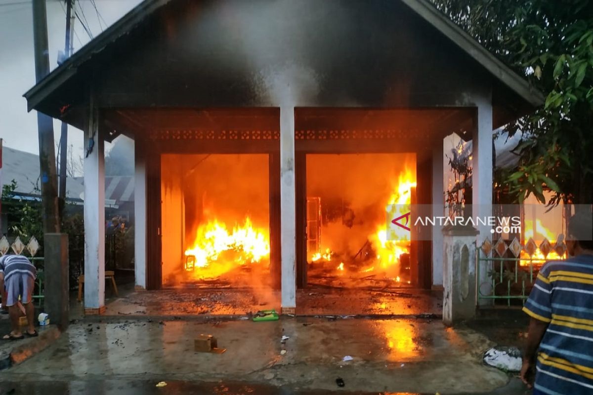 Dua bangunan di Mukomuko hangus terbakar