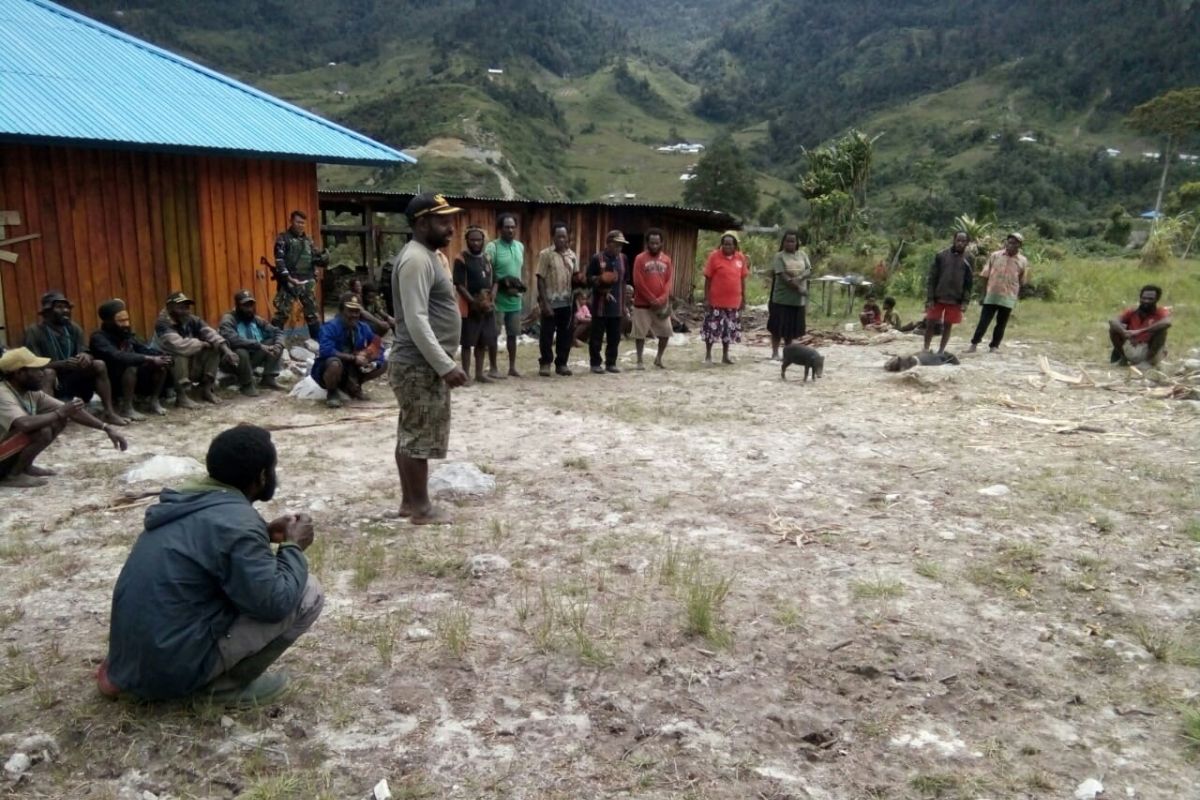 Yonzipur 8/SMG berbaur bersama masyarakat dengan bakar batu di Papua