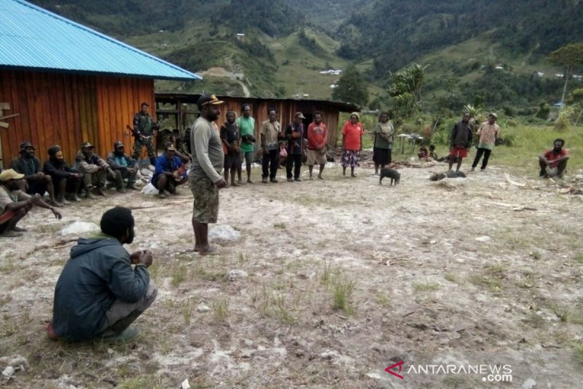 Yonzipur 8/SMG berbaur dengan masyarakat dengan bakar batu di Papua