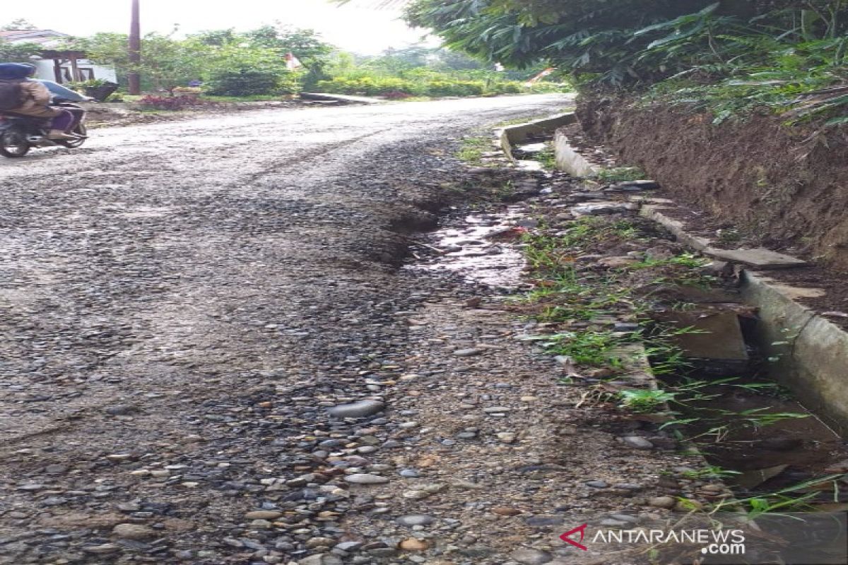 Warga Padang Lancat keluhkan drainase rusak akibat alat berat