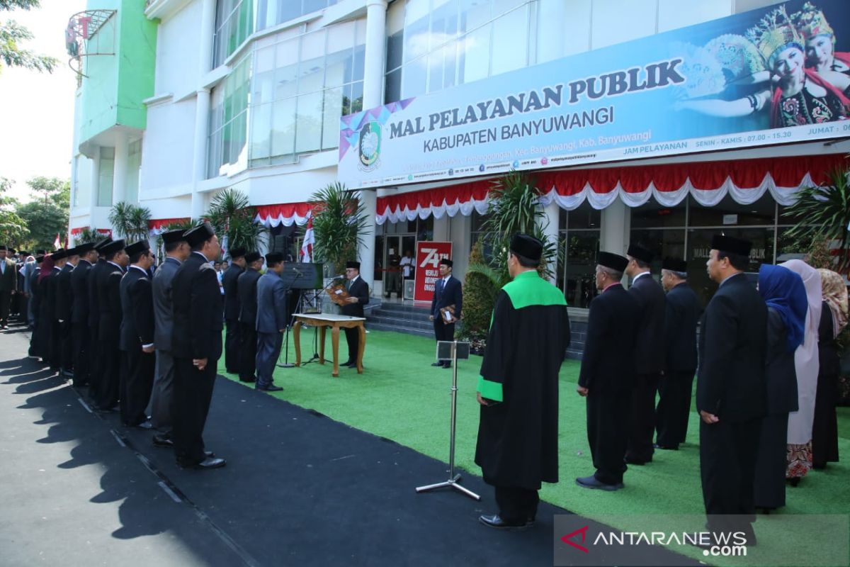 Bupati Banyuwangi lantik Sekda Mujiono di halaman Mal Pelayanan Publik