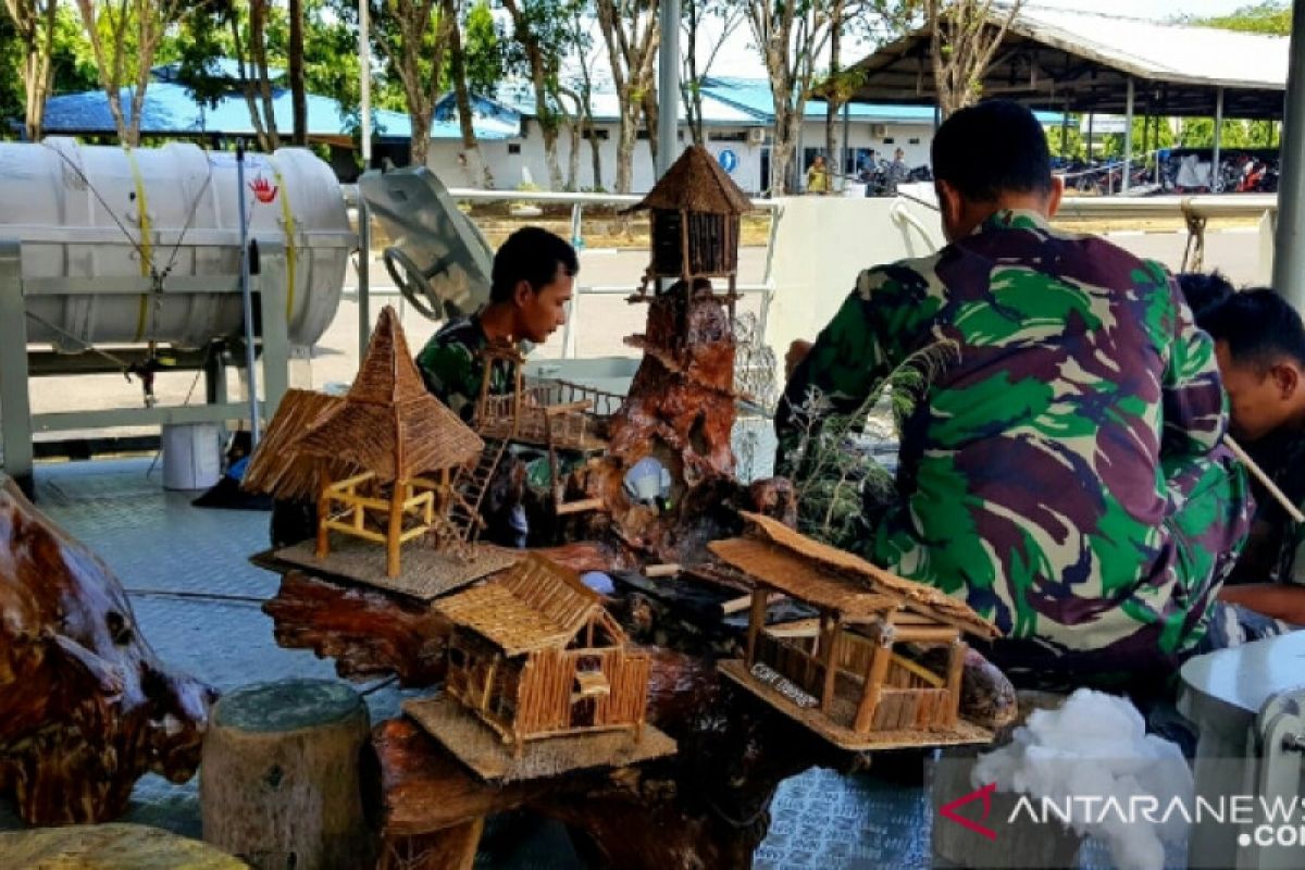 Prajurit Kapal Perang Kal Mamuju II olah sampah kayu jadi karya seni