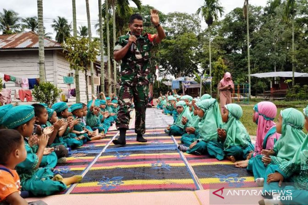 Babinsa tanamkan Wasbang ke murid PAUD -TK YPIT Nastaiin Pasar Matanggor