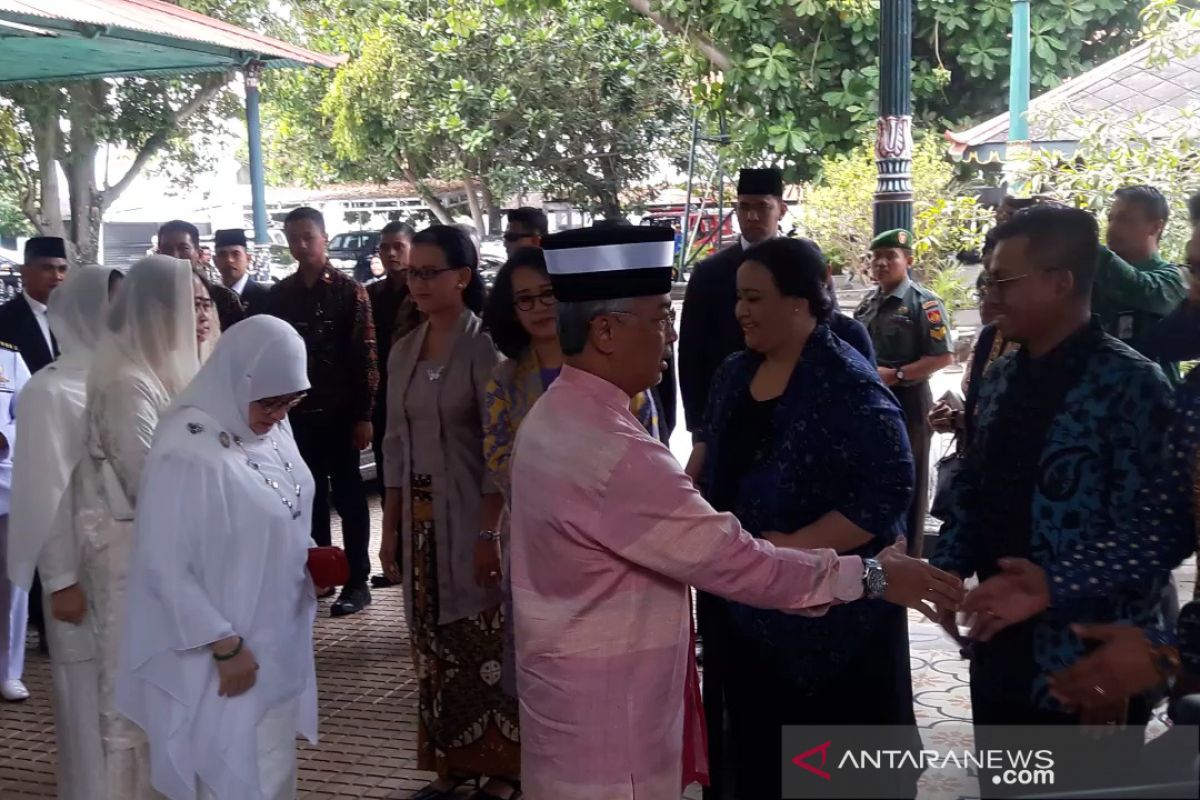 Permaisuri Raja Malaysia menyempatkan diri membatik di Keraton Yogyakarta