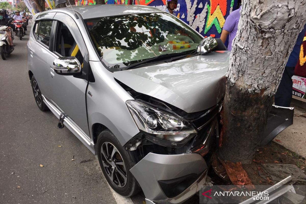 VIDEO - Akibat supir ngantuk, mobil Daihatsu Ayla tabrak pohon di depan Hotel Pangeran Pekanbaru