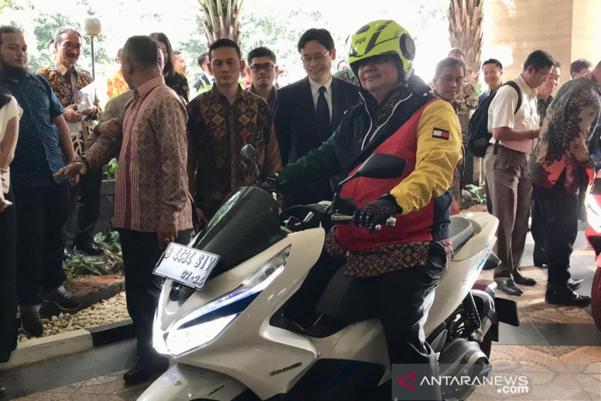 Menperin menjajal motor listrik dengan sistem ganti baterai