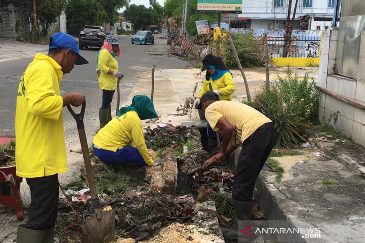 VIDEO - Melihat dari dekat kerja "pasukan kuning" bersihkan parit tersumbat di Pekanbaru