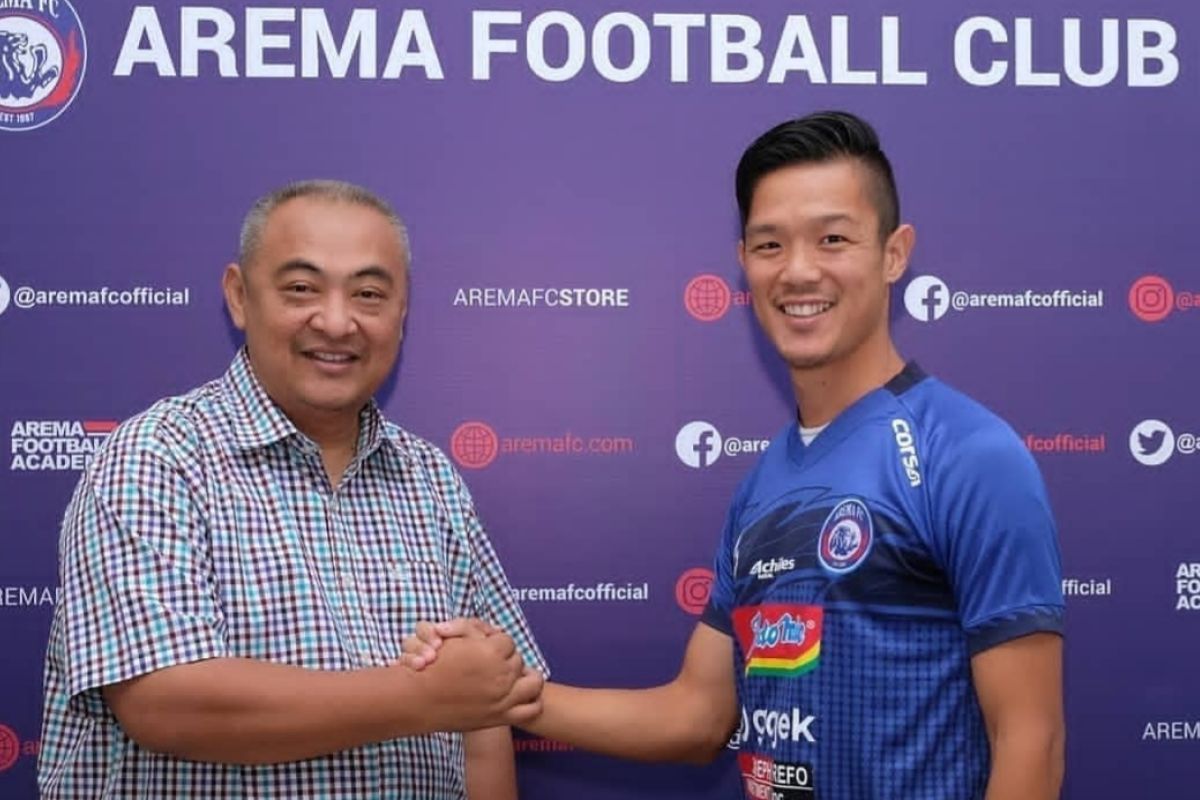 Arema datangkan gelandang asal Jepang Takafumi Akahoshi.