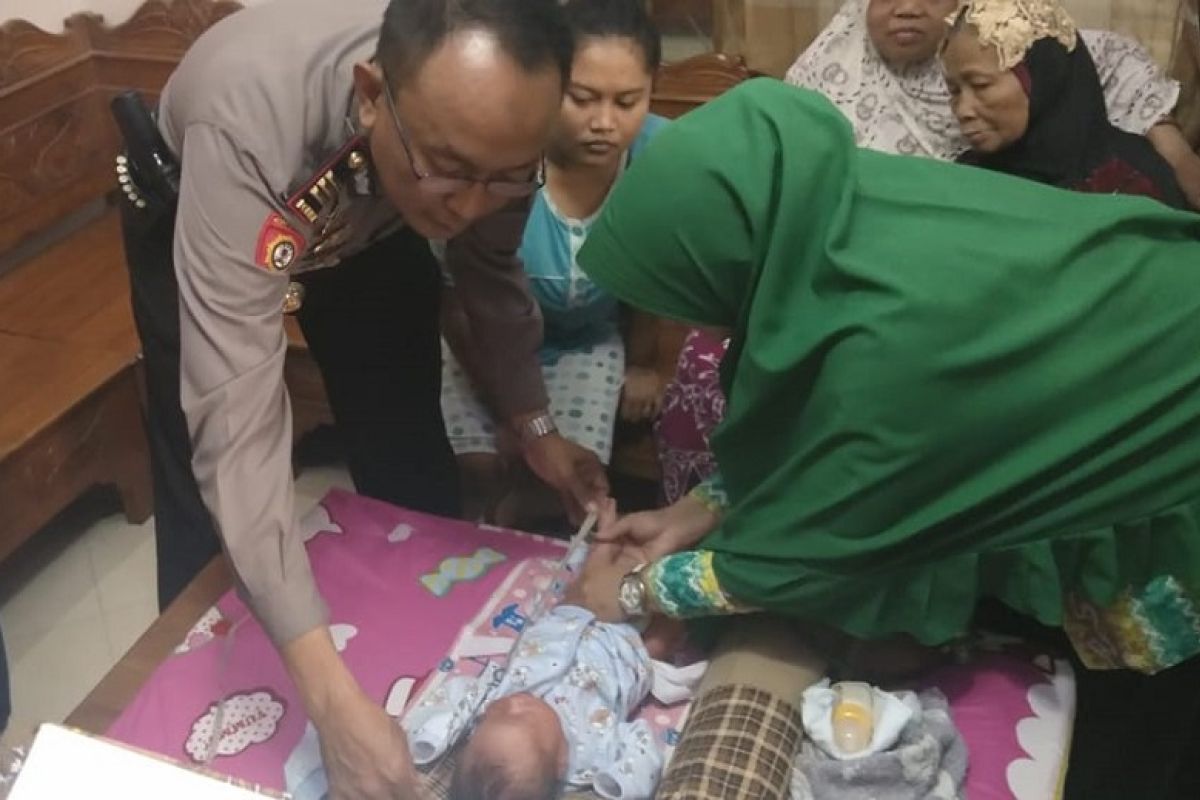 Polisi buru pembuang bayi di Kudus