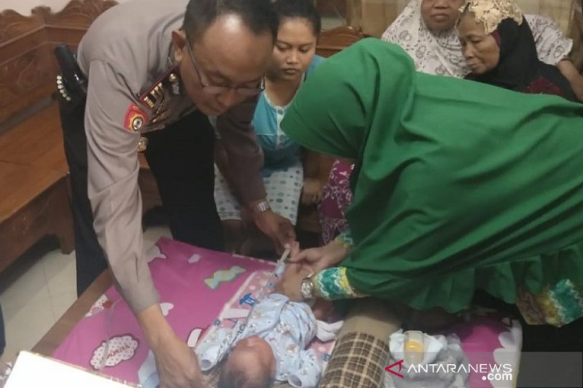 Bayi ditaruh di teras warga di Kudus, polisi buru pelaku