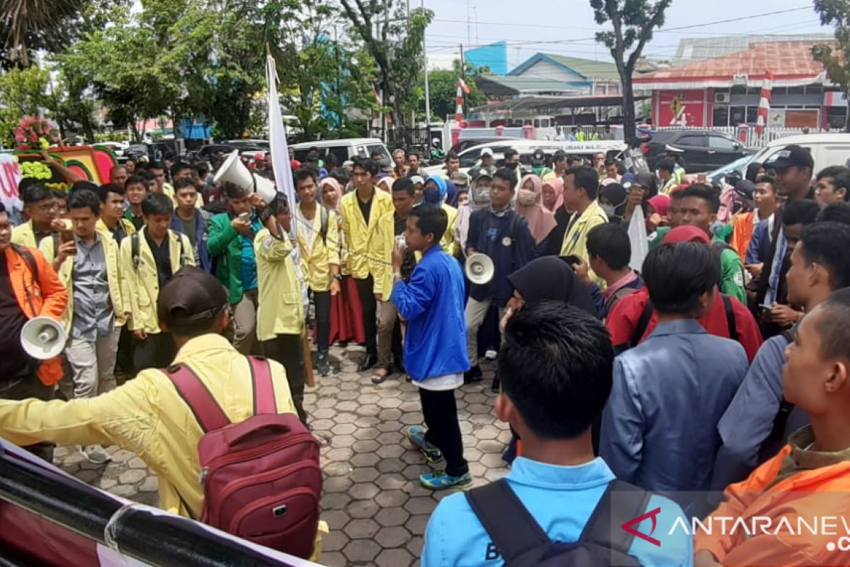 Puluhan mahasiswa gelar aksi saat pelantikan anggota DPRD Sumbar