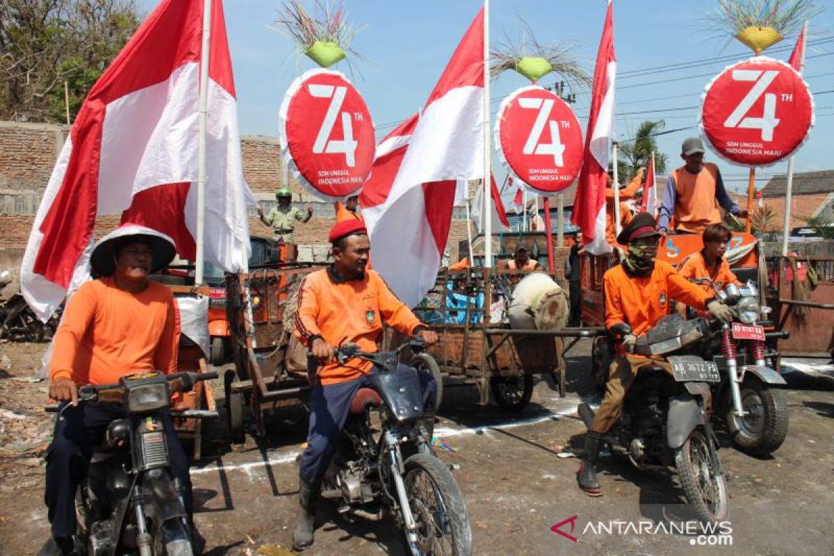 Pasukan orange kirab gerobak Merah Putih peringati HUT RI