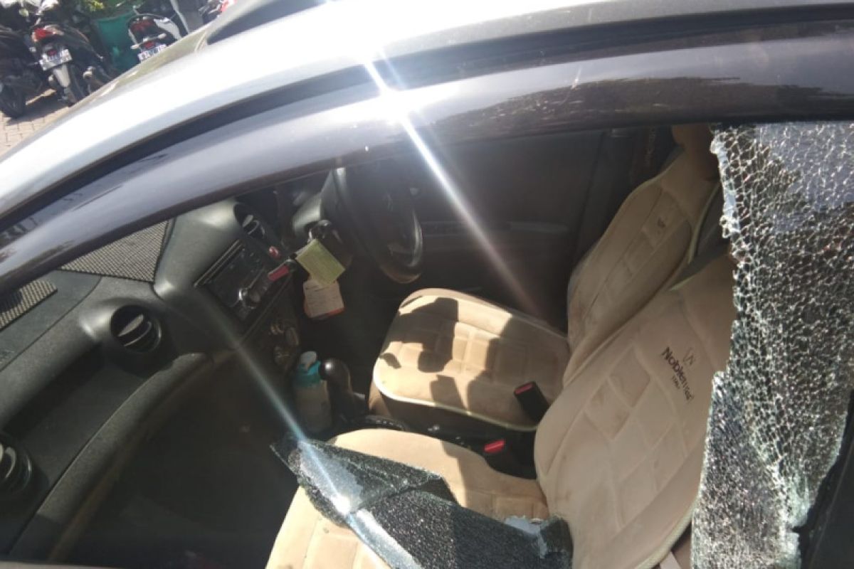 Pecahkan kaca mobil pencuri bawa kabur uang  Rp100 juta