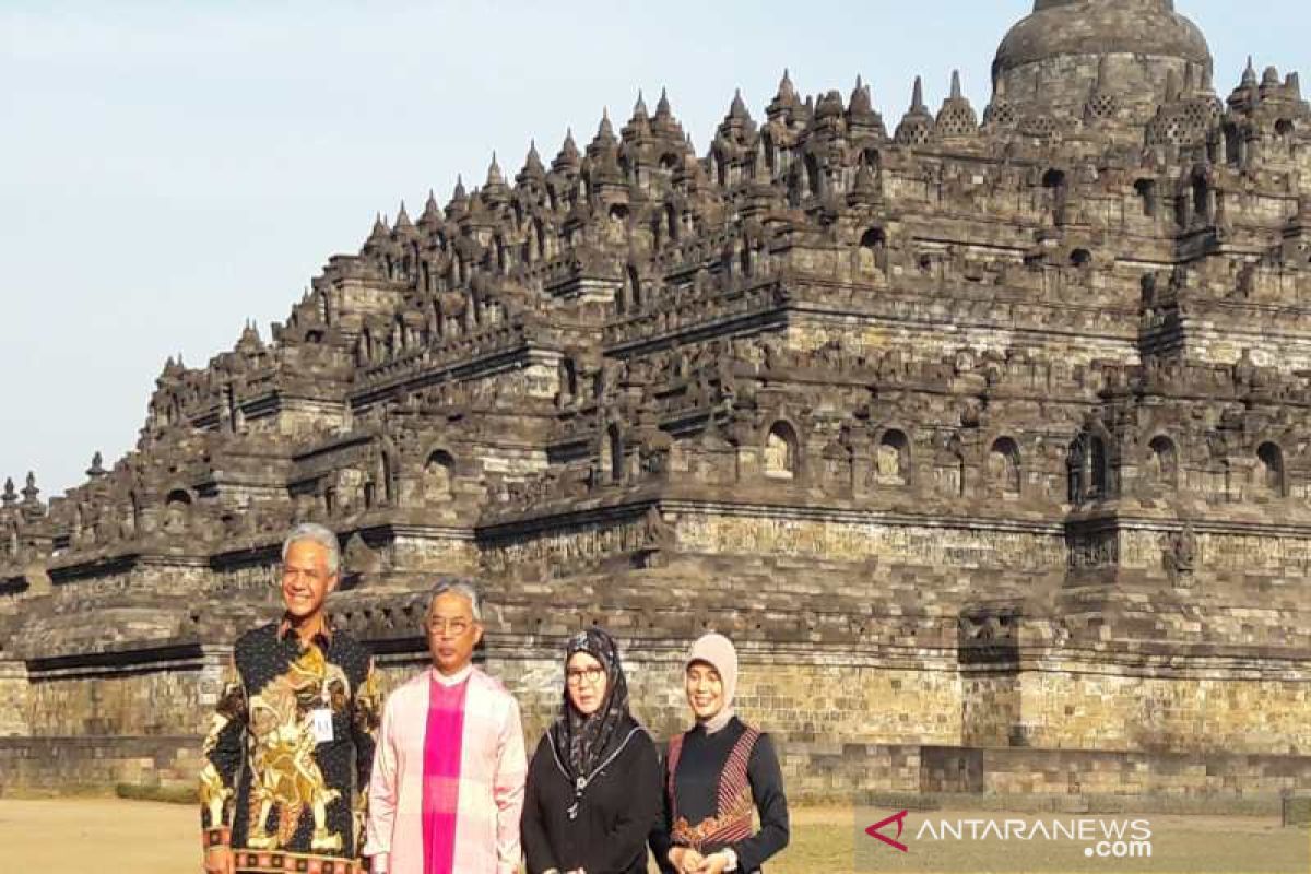 Malaysian King and family visit Borobudur Temple