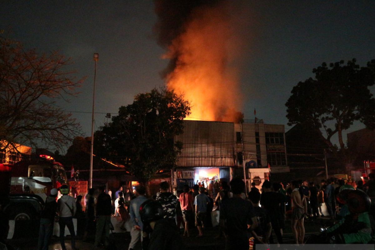 Sebuah ruko di Jatinegara hangus dilalap api