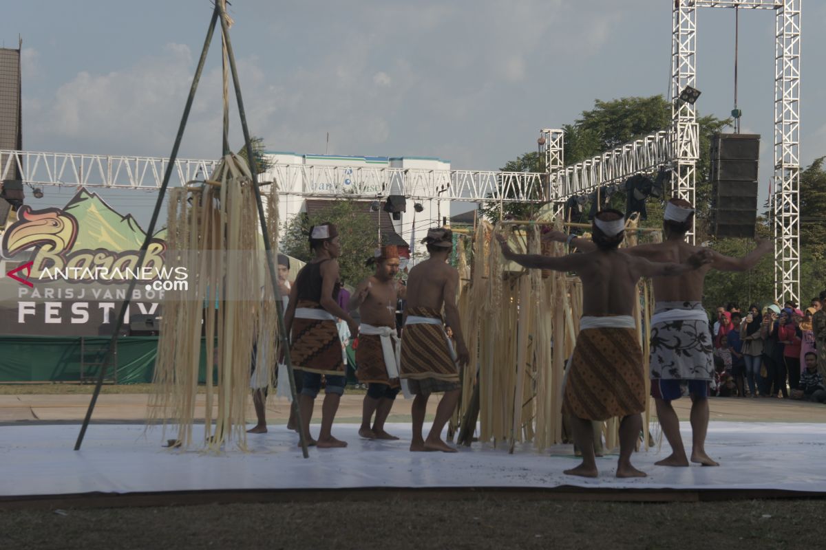 Berikut meriahnya Parisj Van Borneo Festival di kota Barabai