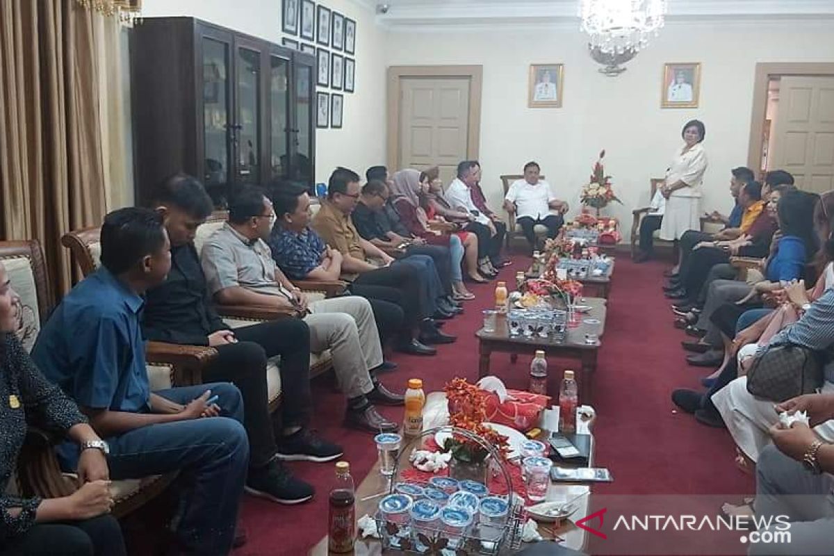 Gubernur Sulut terima pertanyaan dan berikan solusi kepada legislator Manado