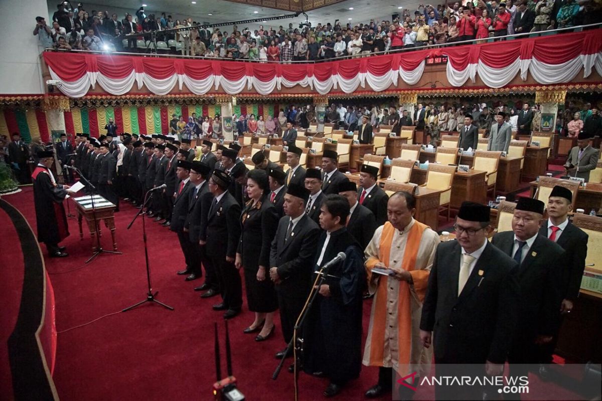 50 anggota DPRD Batam dilantik