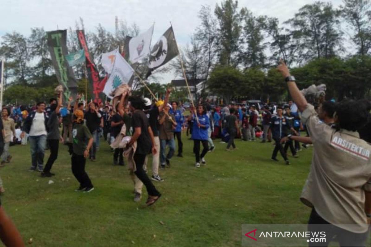 Tak terima digembok, ribuan mahasiswa UIN Ar-Raniry bongkar paksa dan duduki Tugu Darussalam