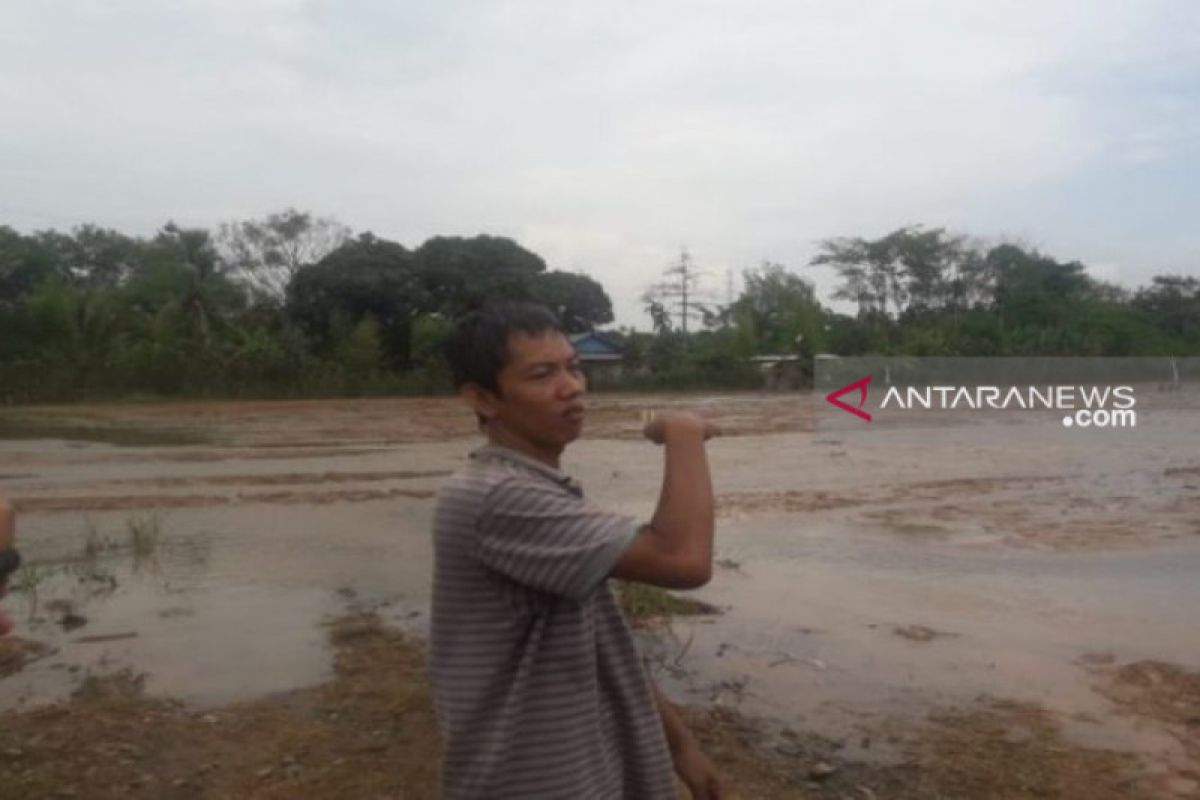 Warga Bungur Baturaja  diterjang banjir berlumpur