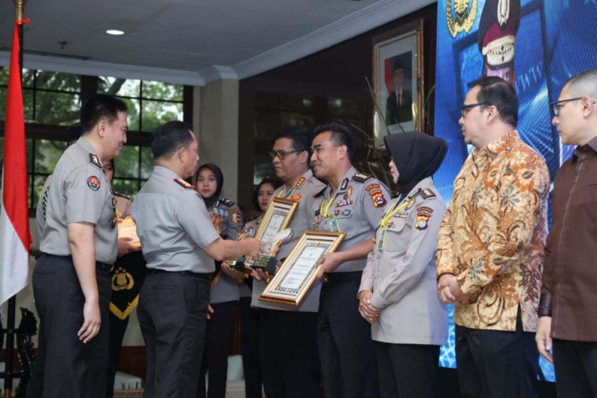 Kabid Humas Polda Banten Kombes Pol Edy Sumardi  raih penghargaan Kapolri