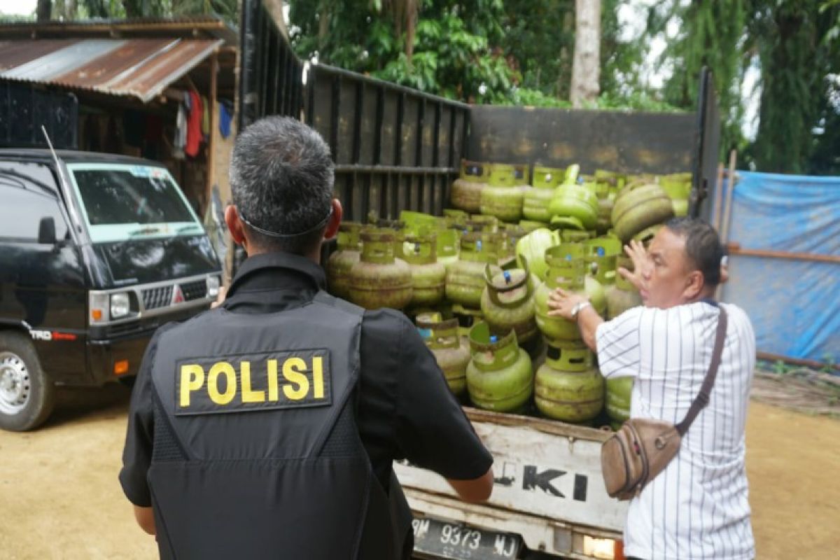 Polisi gerebek gudang pengoplosan LPG 3 kg di Langkat